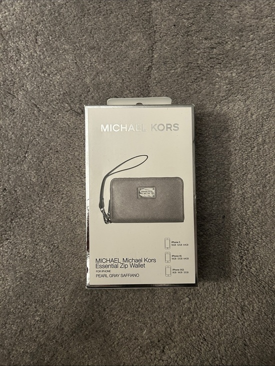 Michael Kors Handbags - Michael Kors Pearl Gray Saffiano Zip Wallet